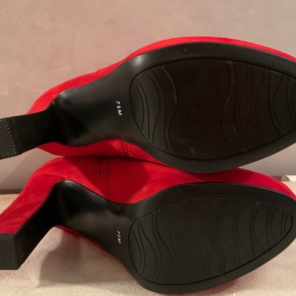 Size 7.5 red suede boots. Never worn - Picture 2 of 3